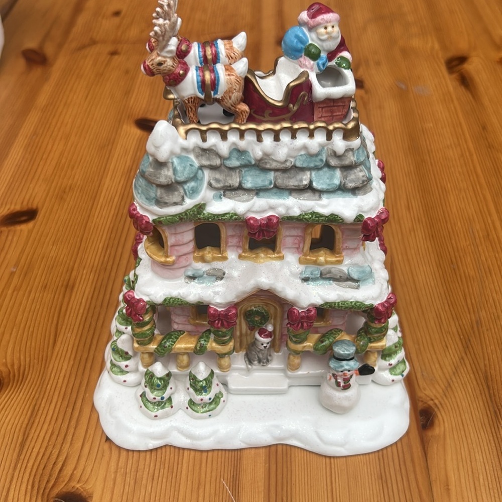 Porcelain 2002 a visit from Santa tea lighthouse  Avon